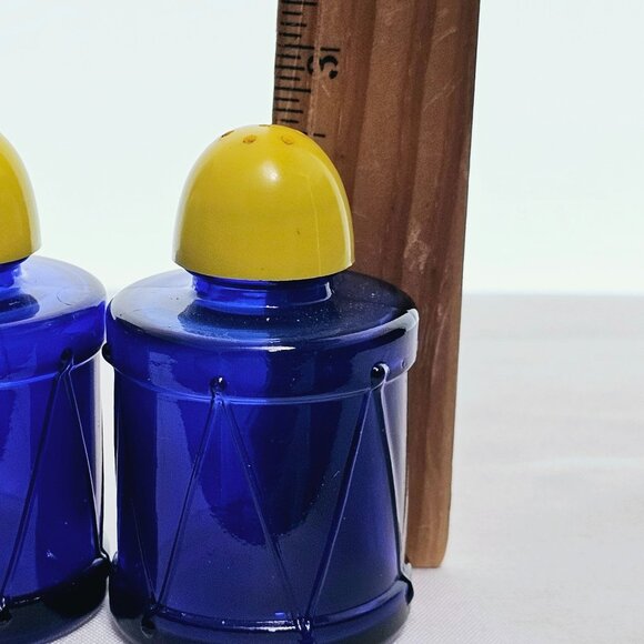 Hazel Atlas Drums Salt Pepper Shakers Cobalt Glass blue 3" yellow lid vtg - Picture 8 of 8
